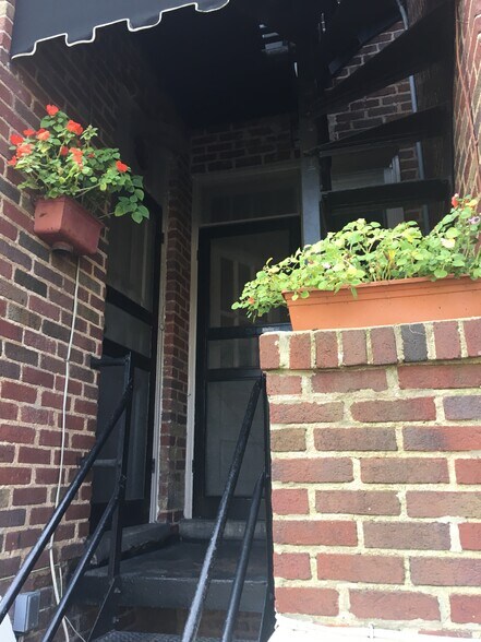 Building Photo - 828 N Elm St