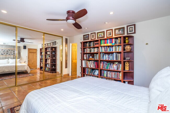 Building Photo - 100 S Doheny Dr