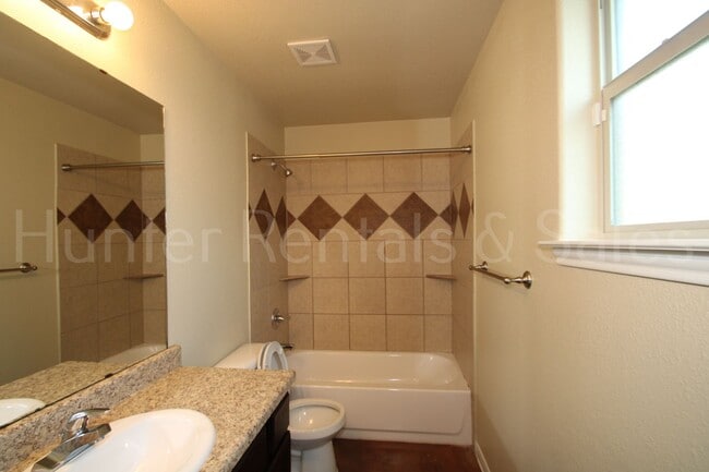 Building Photo - Beautiful 3 Bedroom Duplex