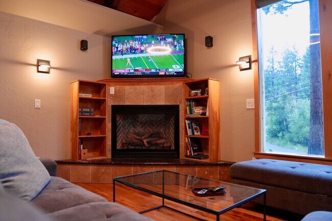 Building Photo - Nice house in Stateline available September 1st!