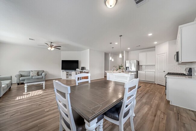 Building Photo - 15250 White Moss Dr