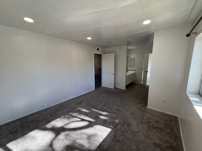 Building Photo - 14850 Hesby St