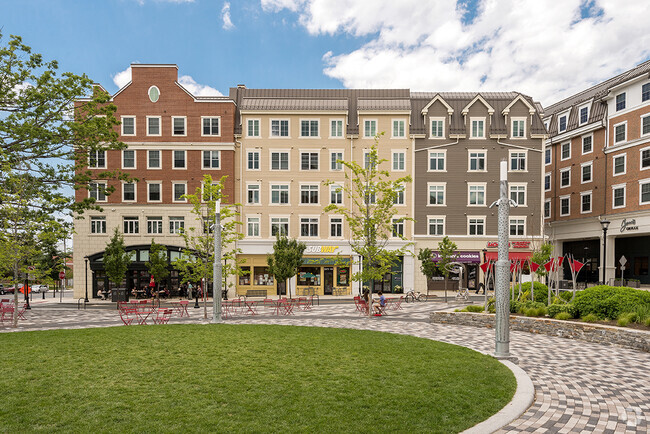 Building Photo - The Oaks on The Square