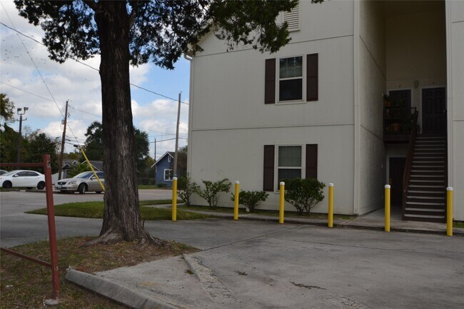 Building Photo - 304 Dell Ct