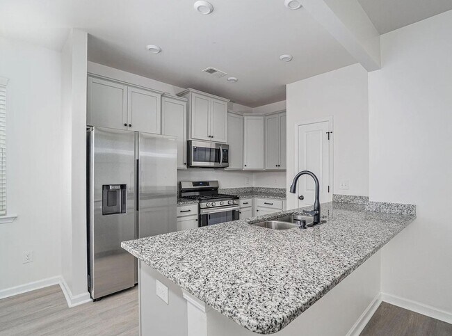 Building Photo - Spacious 3-Bed, 2.5-Bath End Unit Townhome