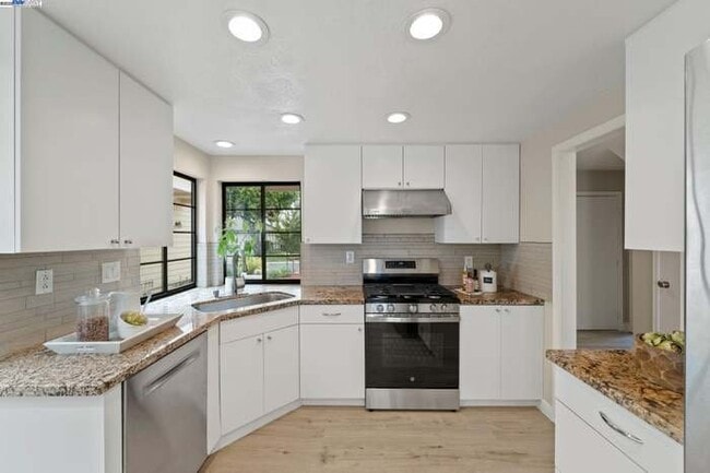 Building Photo - 3664 Thrush Terrace