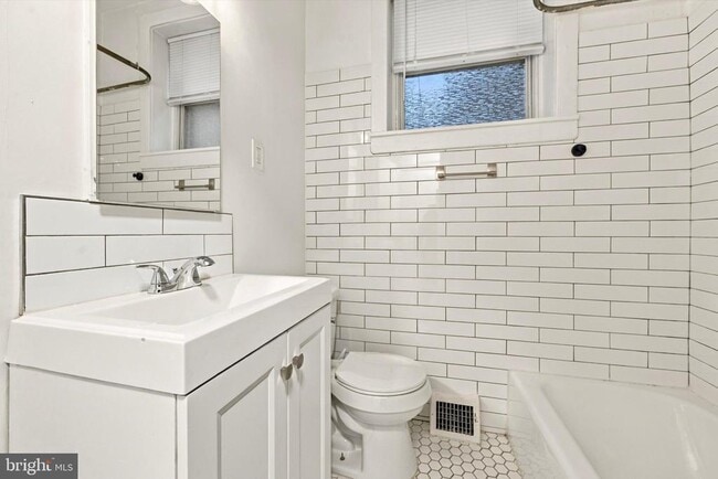 Building Photo - 334 Lombard St