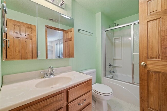 Building Photo - Gorgeous 5 Bedroom, 4 Bath Home on the Edg...