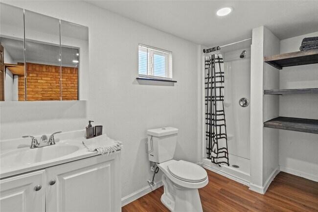 Building Photo - 2202 Colonial Ct N