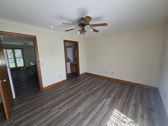 Building Photo - 2 bedroom  1 Bath Brick  condo great locat...