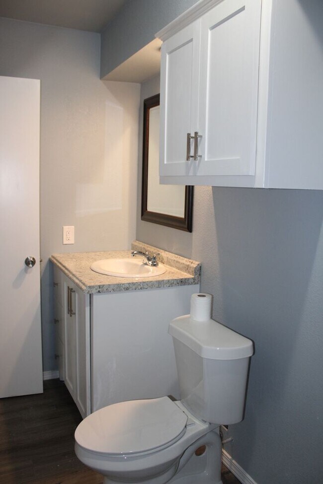 Building Photo - Newly Remodeled! Close to Tinker