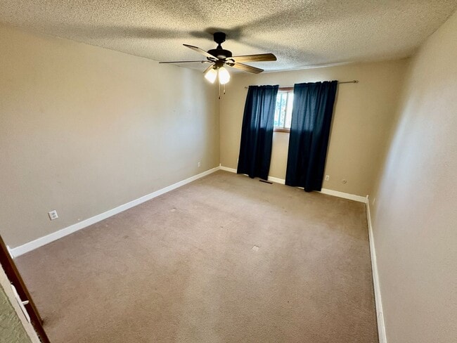 Building Photo - Large 3 bedroom house in the Heights! (Items will be removed)