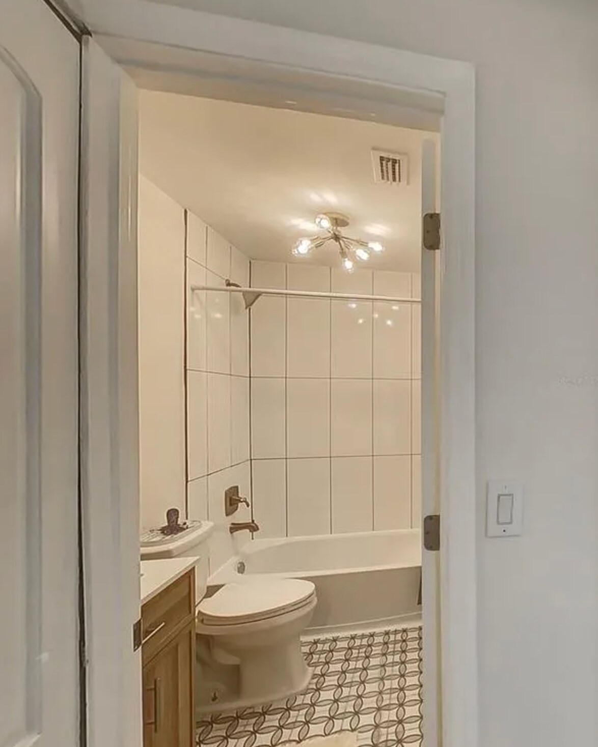 Building Photo - 115 W Redding St