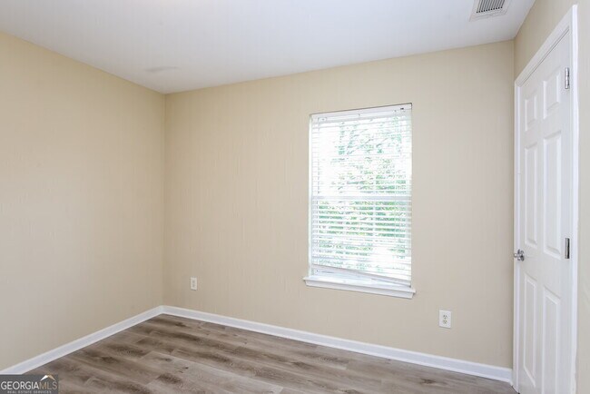 Building Photo - 906 Lakeside Ct