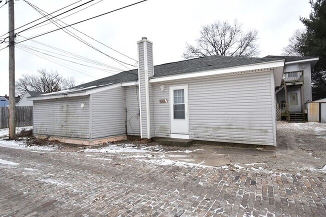 Building Photo - Mishawaka - Near parks and schools 1 bedro...