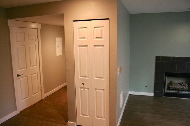 Building Photo - 3028 Western Ave