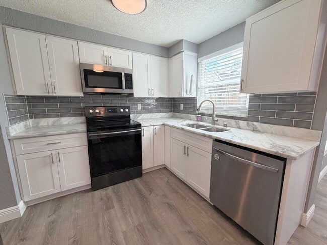 Building Photo - "Spacious 4-Bedroom Retreat with 2 Full Baths in Beautiful Seminole!"