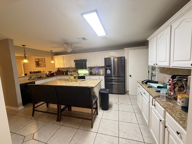 Building Photo - Beautiful 3 Bedroom Townhouse