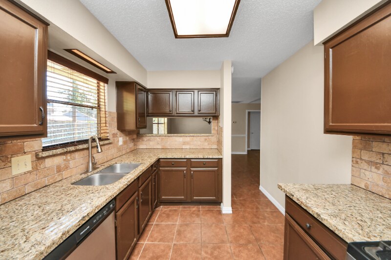 Building Photo - 2102 Rolling Glen Dr