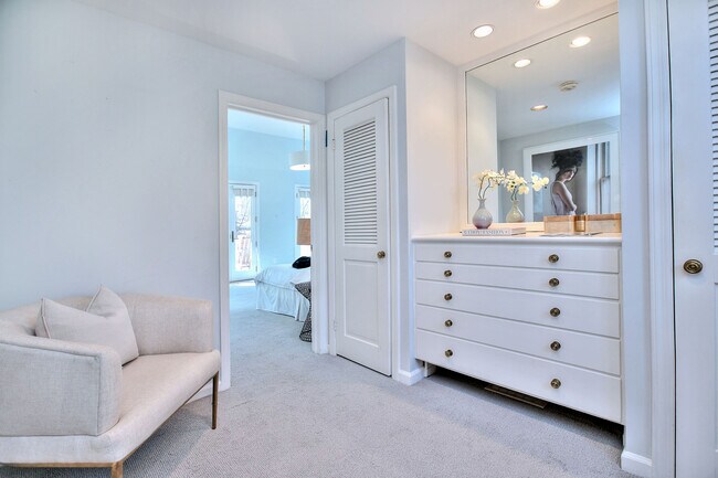 Building Photo - 562 Canoe Hill Rd