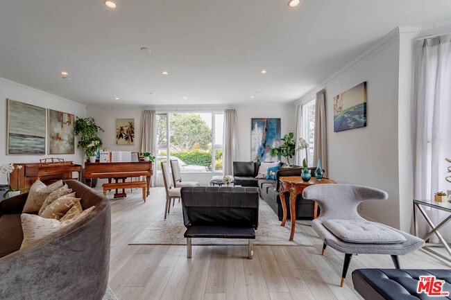 Building Photo - 508 N Canon Dr