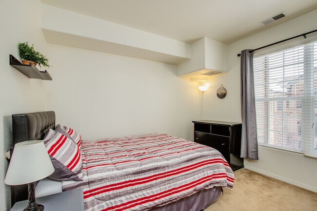 Building Photo - Stylish & Convenient Furnished Condo for Rent