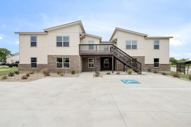 Building Photo - 2200 Creekside Ln