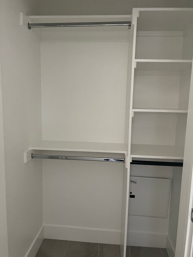 Building Photo - Modern Studio - Available NOW