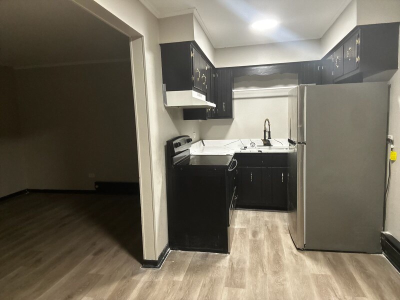 Building Photo - 1379 River Dr