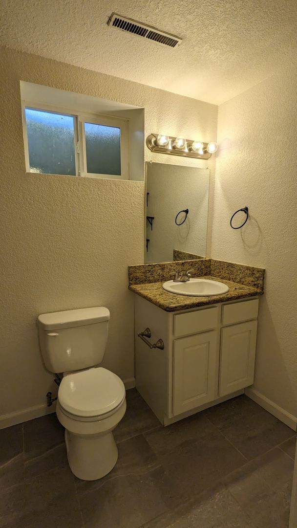 Building Photo - 5 BED/2 BATH RANCH HOME W/FINISHED BASEMEN...