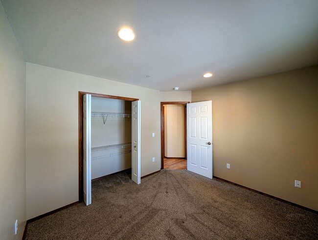 Building Photo - Residential Bliss: 3-Bedroom, 2-Bath w/ Ev...