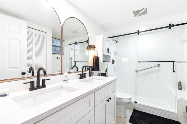 Building Photo - 2201 Pine Dr