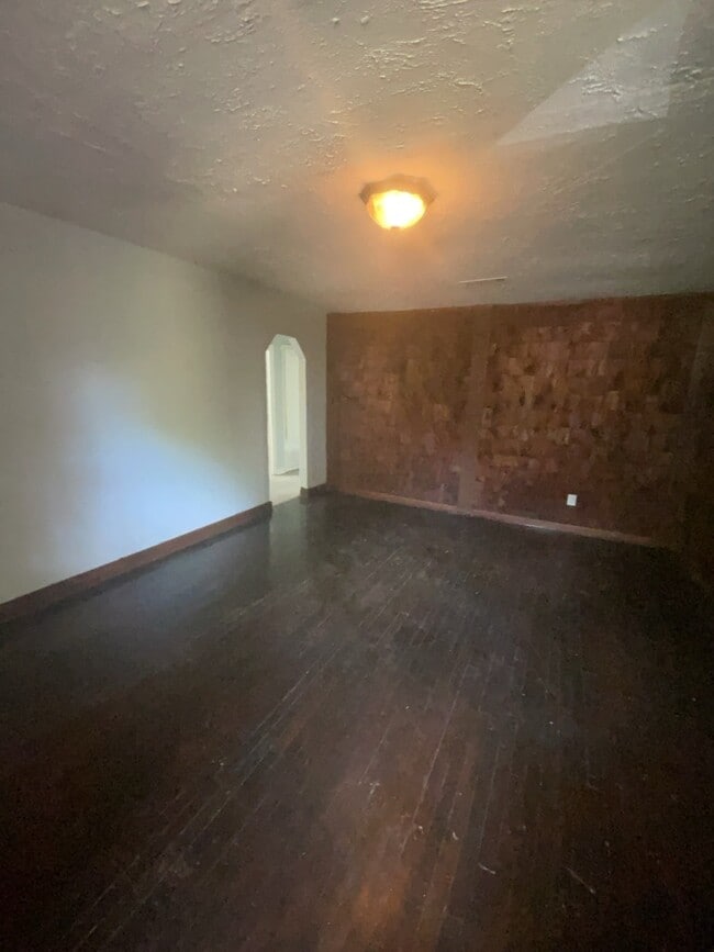 Building Photo - 523 Woodbury Rd