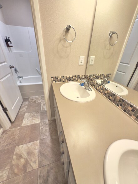 Building Photo - 3453 Juno St NE