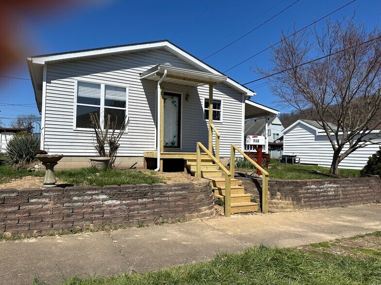 Front - 713 Spruce St