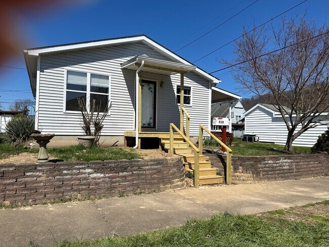 Front - 713 Spruce St