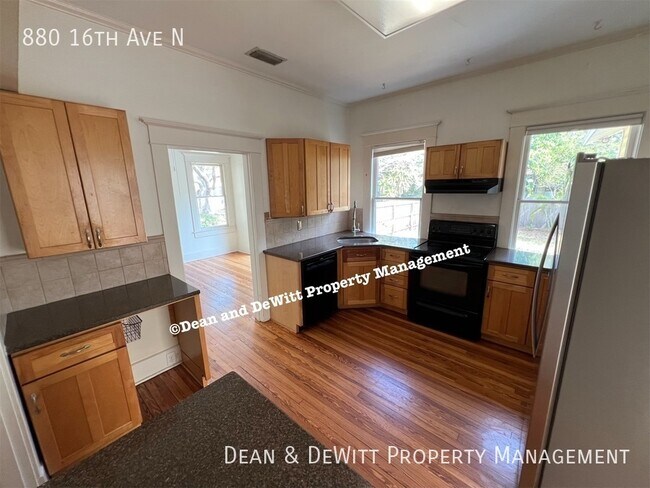 Building Photo - 880 16th Ave N