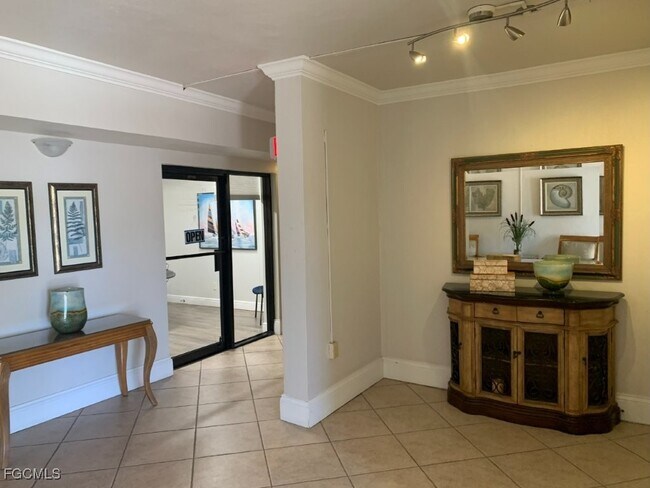 Building Photo - 1925 Clifford St