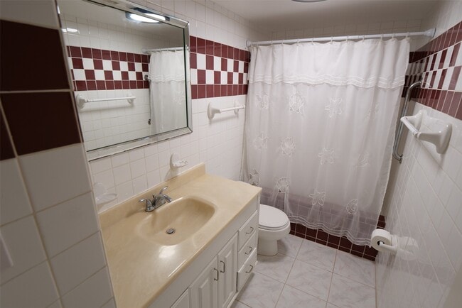 Building Photo - 19403 Long Lake Dr