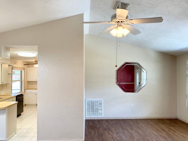 Building Photo - Available soon! 2 bedroom, 1.5 bath home w...
