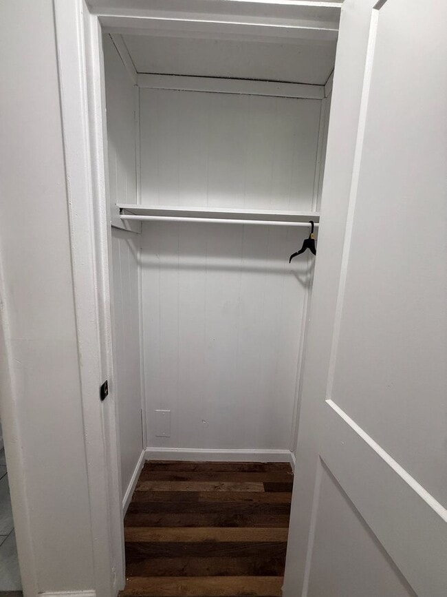 Building Photo - Freshly renovated 3 bedroom unit!