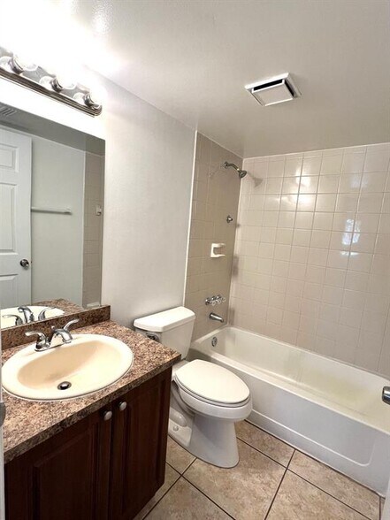 Building Photo - 351 Palm Way