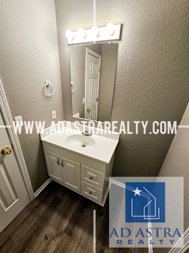 Building Photo - 2 Bedroom 2 Bath Townhouse in North Kansas...