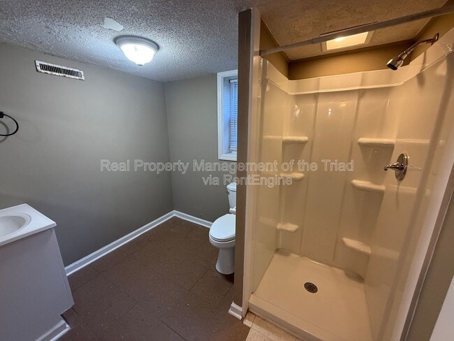 Building Photo - 2203 Maywood St