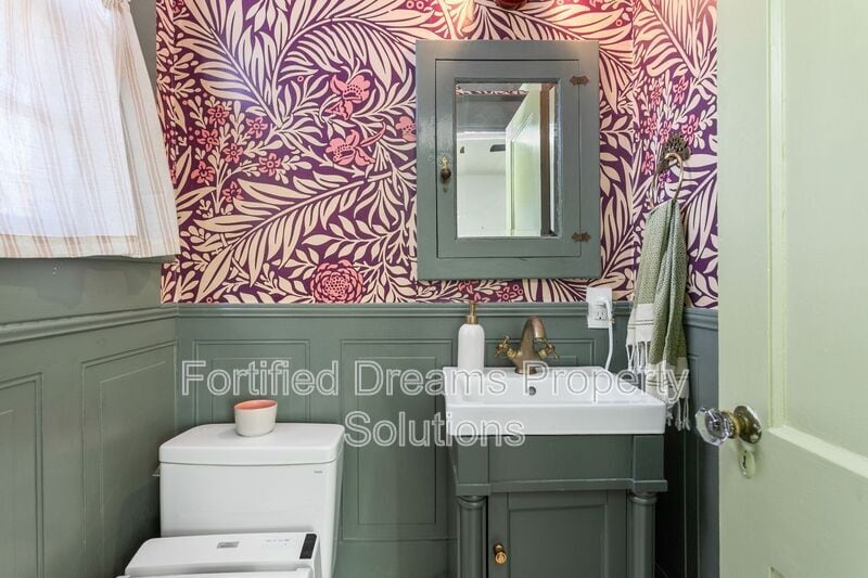 Building Photo - 915 N Eugene St