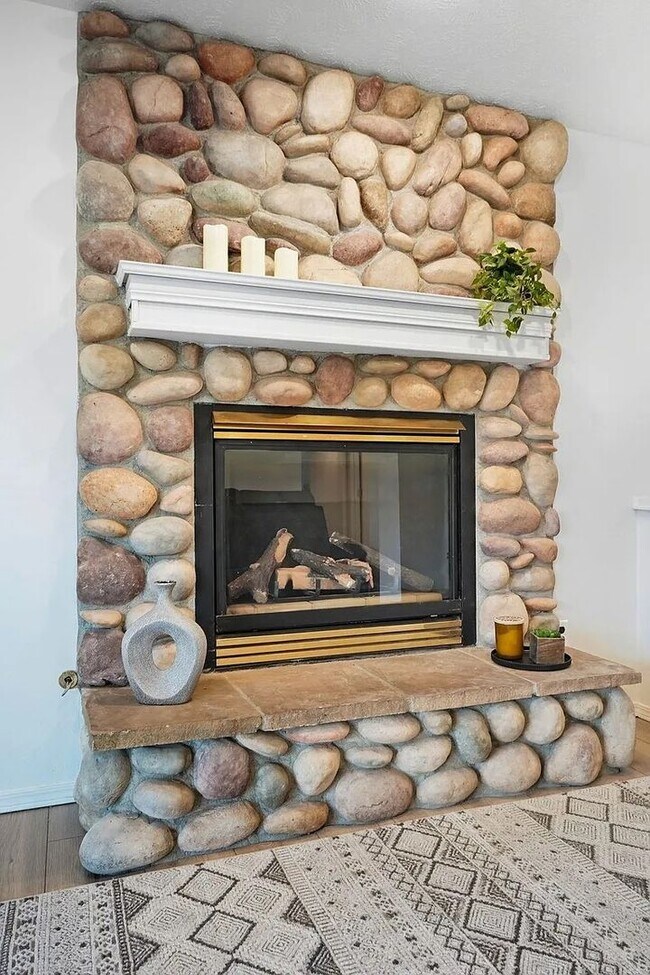 Building Photo - Spacious 4-Bed / 3-Bath South Hill Home — Views, Central A/C, Attached Garage