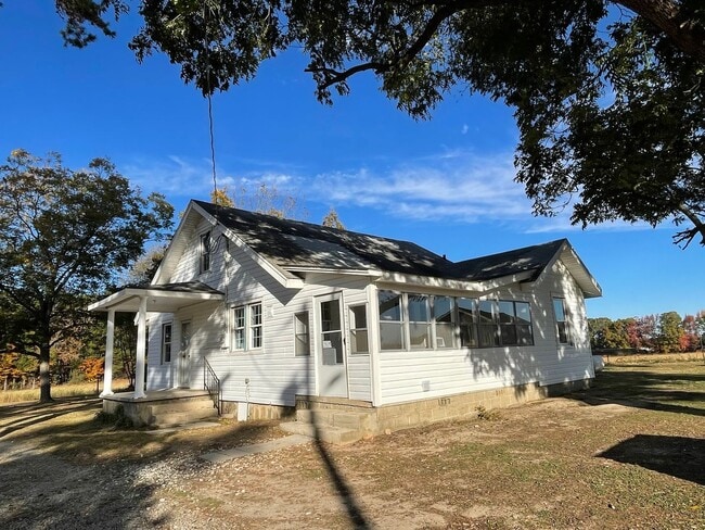 Building Photo - Must See Country Home Minutes to Kerr Lake