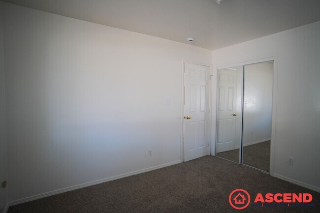 Building Photo - 528 Jackson St