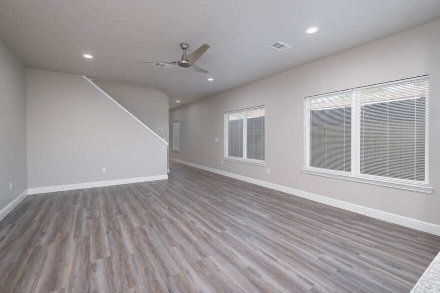 Building Photo - 405 38th St