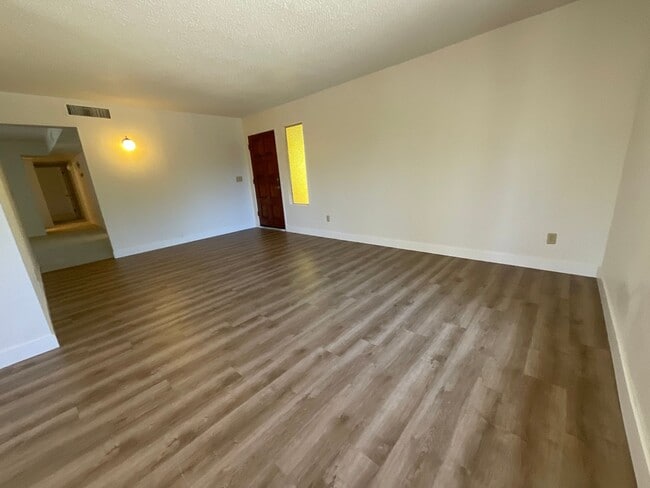 Building Photo - Great Northwest location Magee & La Canada